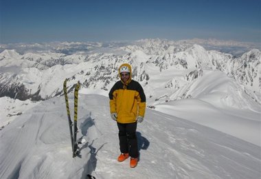 Bei Traumwetter am Gipfel des Kazbek (5034m). Am Horizont rechts sieht man auch den Elbrus. (Foto: Peter Schön)