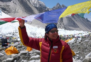 Beim Aufhängen der Gebetsfahnen