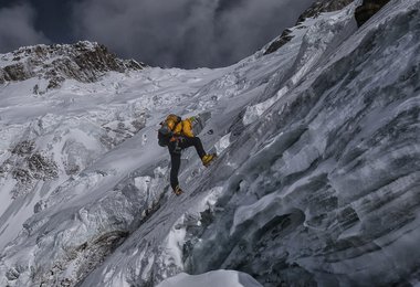 Simone Moro beim Aufstieg in der Schell Route (c) David Göttler/The North Face