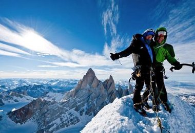Stephan Siegrist und Dani Arnold auf dem Gipfel des Torre Egger, Patagonien © visualimpact.ch/Thomas Senf