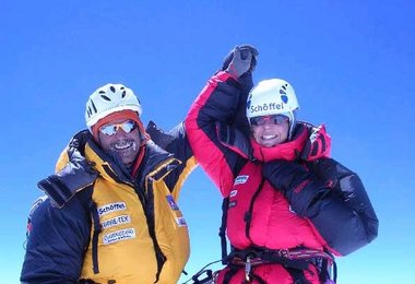 Gerlinde und Ralf am Gipfel des Shisha Pangma