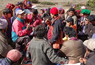 Heiße Diskussionen: Wer trägt welche Last zum Manaslu