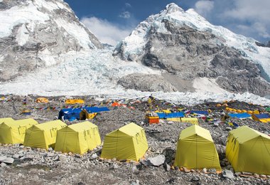 In Zeiten, in denen das Everest-Basecamp fast Stadtcharakter hat, wollen einige durch Retro-Ausrüstung weg von diesem Trend (c) fotolia.com / Daniel Prudek