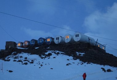 Auch die Barrels auf 3800 m am Mount Elbrus kann man mieten