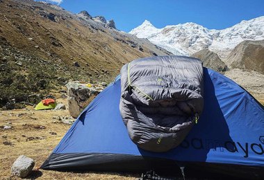 Der Exped Terra -18 Schlafsack unter dem Tocllaraju in Peru