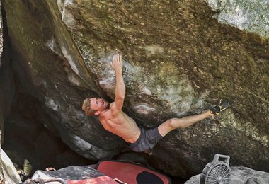 Jakob Schubert klettert Ill Thrill (8b+) im Bouldergebiet Magic Wood