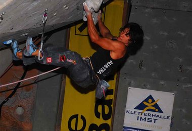 Vor tobendem Publikum feierte David Lama seinen heuer ersten Sieg im Vorstiegs-Weltcup.