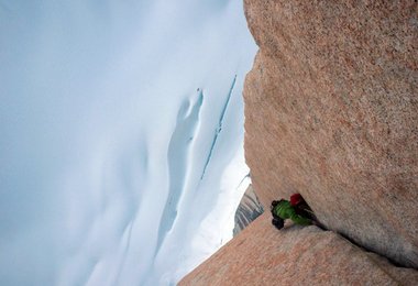 Sean Villanueva in den Rissen der 18. SL von El Corazon, Ostwand Fitz Roy © Favresse & Villanueva