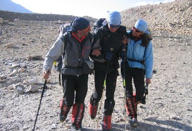 Geschafft - Freunde zurück im Basecamp  Foto: Stefan Nestler