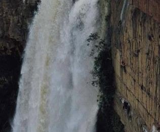 Klettern direkt neben dem tosenden Wasserfall; Bild: Roc'n'Rope