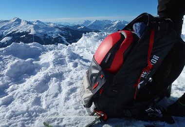 Der Atomic Backland Skitourenhelm geht bei uns auch in den Rucksack rein (Arva Ultralight 25 Liter Airbag-Rucksack).