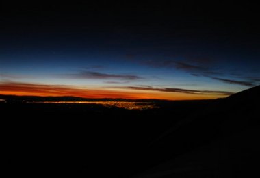 In weiter Ferne das Lichtermeer von La Paz und El Alto.