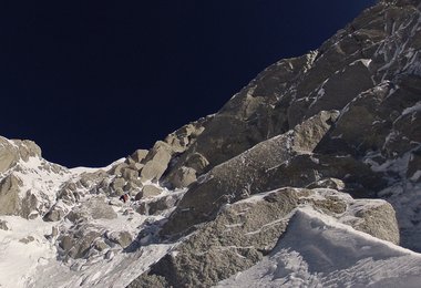 Simon Anthamatten steigt eine Seillänge nahe der 7000er Marke vor.
