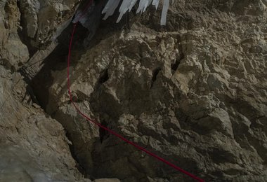 Klettern in der Loser Schneevulkanhöhle (c) ServusTV/MarkusBerger/AlpineManagement
