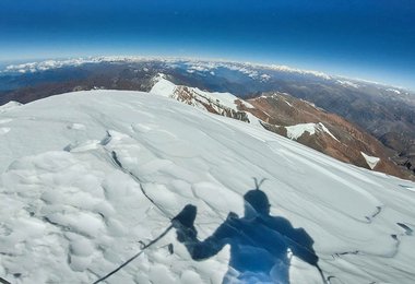  Benedikt „Bene“ Böhm bei der Abfahrt vom Dhaulagiri VII (7.246 m) Fotos: Dynafit: Alex-D-Emilia