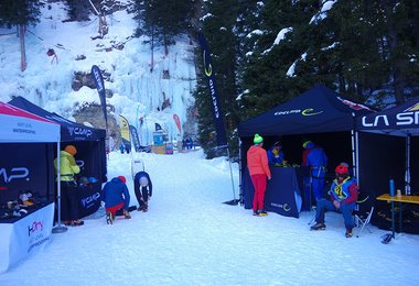 Zahlreiche Firmen stellten die neueste Eiskletterausrüstung zum Testen bereit. 