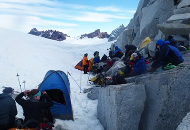 Reges internationales Treiben am Passo Superior