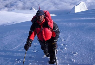 Sherpa Pasang sieht man die Anstrengung an