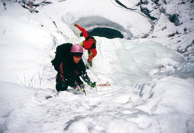 An einer der Stufen des Lassingfalles in den 90er Jahren (c) Führer Eisklettern Österreich Ost.