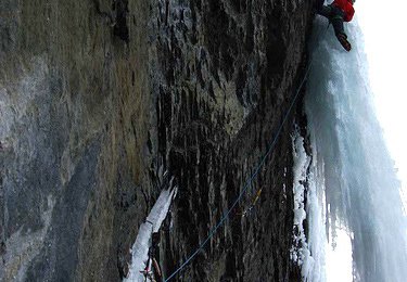 Ueli Steck beim 2. Versuch in der Crux von „Not Flying is not Trying“ nachdem sein Stürz von der Sanduhr am Eis (mitte unten) gehalten wurde © Simon Anthamatten