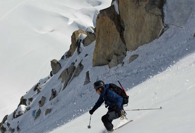 Im oberen Teil der Wand.