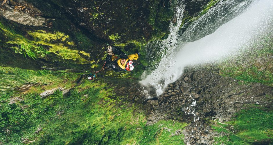 Sawanobori - James Pearson und Yuri Hirayama klettern 'durch' den höchsten japanischen Wasserfall (c) TNF