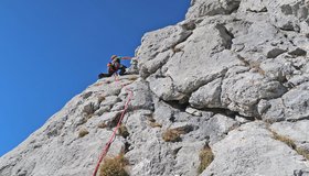 Die 6te Seillänge führt direkt in die Höhle.