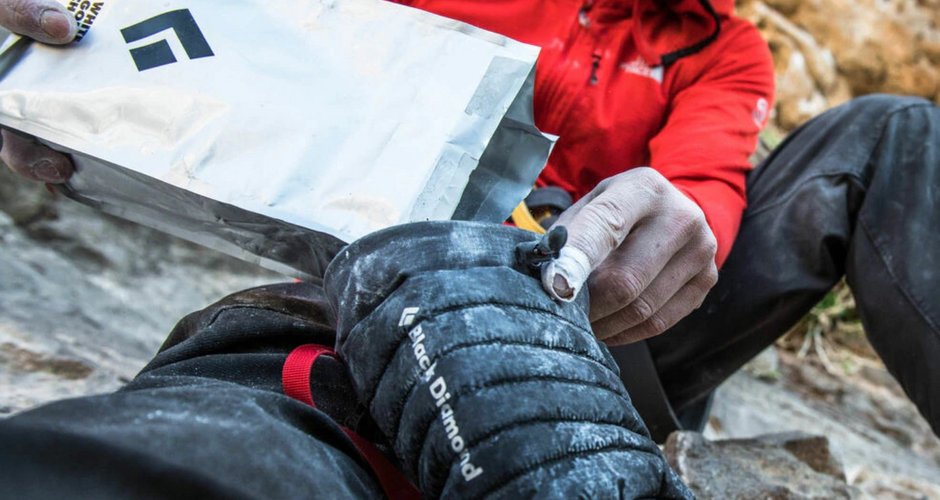 Superstar Alex Honnold beim befüllen des Hot Forge