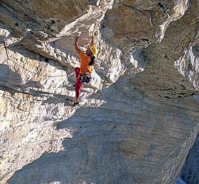Alex in seiner Tour "Bellavista" an der Westl. Zinne, dem ersten alpinen 8c © Heinz Zak