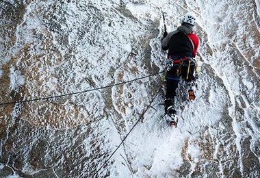 Ralf Weber klettert die erste Seillänge der Route 'Exocet' vom Col Stanhardt weg. Die Wand ist völlig mit Rauhreif-Eis überzogen und macht die eigentlich nicht allzu schwere Kletterei sehr anspruchsvoll. Foto: visualimpact.ch | Thomas Senf