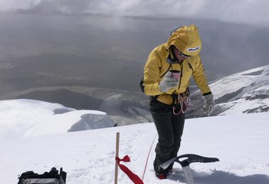 Alexandra Robl beim Aufstieg zum Koskula, nach der Passage mit den Fixseilen.