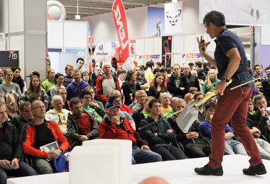 Das Kuratorium für Alpine Sicherheit setzt mit Fachvorträgen für Endverbraucher auf Aufklärung und die Vermittlung moderner Präventions- Strategien um Sicherheit am Berg zu fördern.