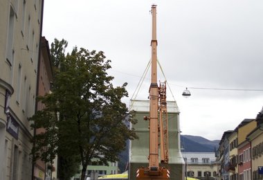 Ein Kran hält die 16 Meter hohe, 2,8 Tonnen schwere und zusammenklappbare Kletterwand. 