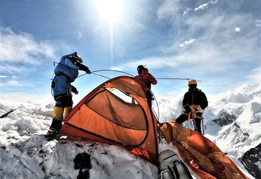 Beim Zeltaufbau am K2