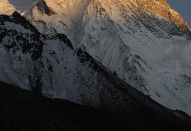 Der K2 mit seinem Nord-Pfeiler im Abendlicht - schöner geht's kaum. Foto © R. Dujmovits