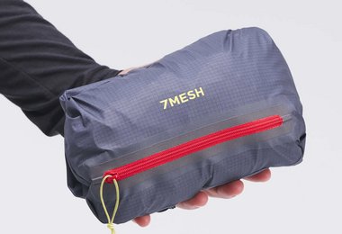 Die innere Brusttasche dient als StashSystem-Tasche, in der sich die Jacke zusammenpacken lässt.
