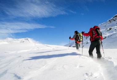 Hier oben kann es schon mal richtig eisig werden. Wer beim Bergsteigen nicht vorbereitet ist, begibt sich mitunter in ernsthafte Gefahr durch die Kälte. ©  stock.adobe.com / ueuaphoto 