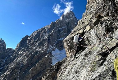 Beim Klettern liegt der Alpine Hauler kompakt am Rücken.