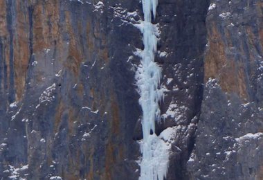 NIN, einer der anspruchsvollsten Eisfälle der Schweiz