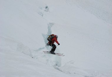 Pavel Pospisil beim Sprung über den Bergschrund