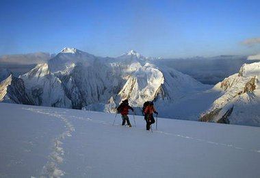 Aufbruch zum Gipfel mit Nanga Parbat am Horizont © Hans Thurner
