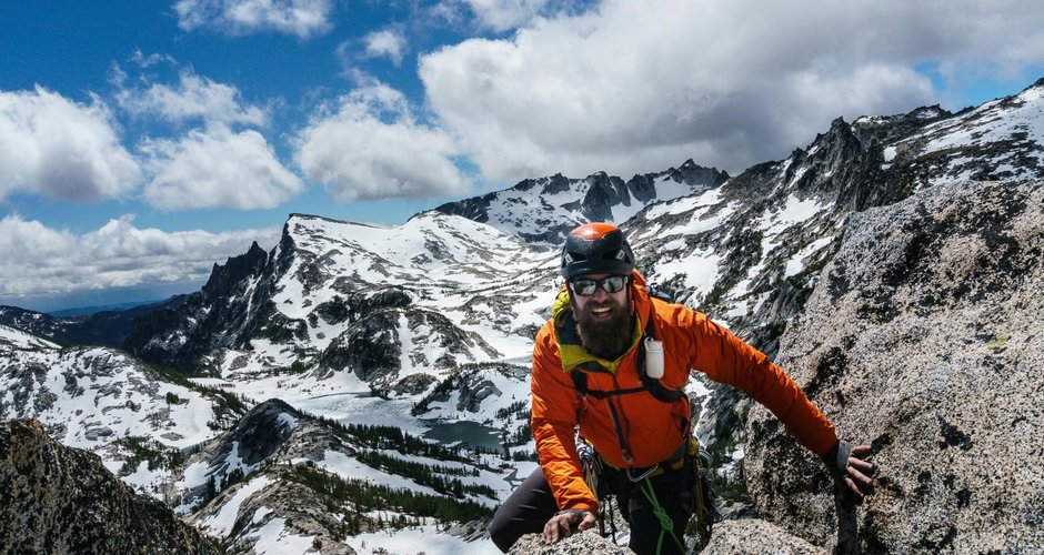 Sonnenschutz ist beim Besteigen von Gipfeln sehr wichtig, da sich die Intensität der Sonnenstrahlung mit zunehmender Höhe deutlich verstärkt. Bildquelle: @ Luke Helgeson / Unsplash.com