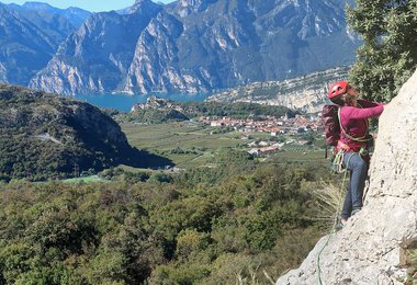 Beim Mehrseillängenklettern am Gardasee
