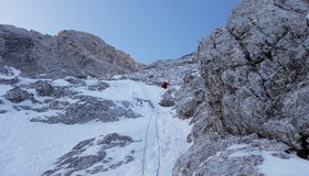 3. Seillänge, leichte Rinne empor zum Seilbahnquergang