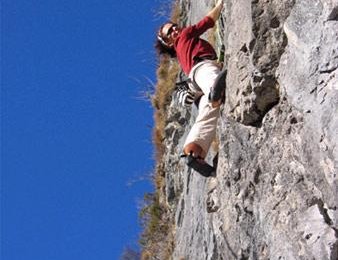 Steile, griffige Kletterei im rechten Sektor. Der Fels ist überraschend gut. Petra in der Route "Sonntagsspaziergang" (6-)