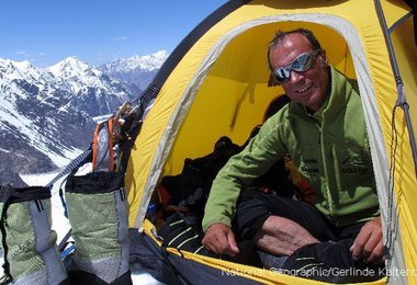 Nach der Entscheidung am Grat wegen Lawinengefahr nicht weiter zu spuren haben Gerlinde und Ralf ein ideales Plätzchen gefunden um zu biwakieren. Foto © G. Kaltenbrunner