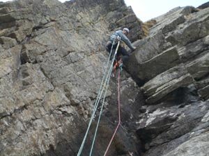 3.SL.: rechts unter dem Vorsteiger die "Guillotine", eine große, extrem lockere Granitschuppe