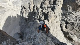 Die ersten steile Kantenseillänge - Daumenkante - Langkofelscharte - Fünffingerspitze