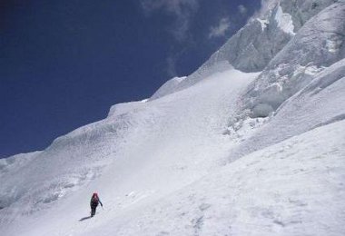 Gerlinde passiert den Seracriegel auf halber Hoehe des Anstiegs am Pungpa Ri