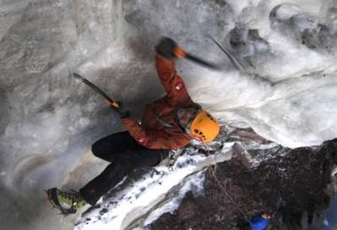 Hari Berger in einer der schweren Seillängen von „Senda real“ WI 7+, Foto: Hermann Erber www.outdoor-foto.at